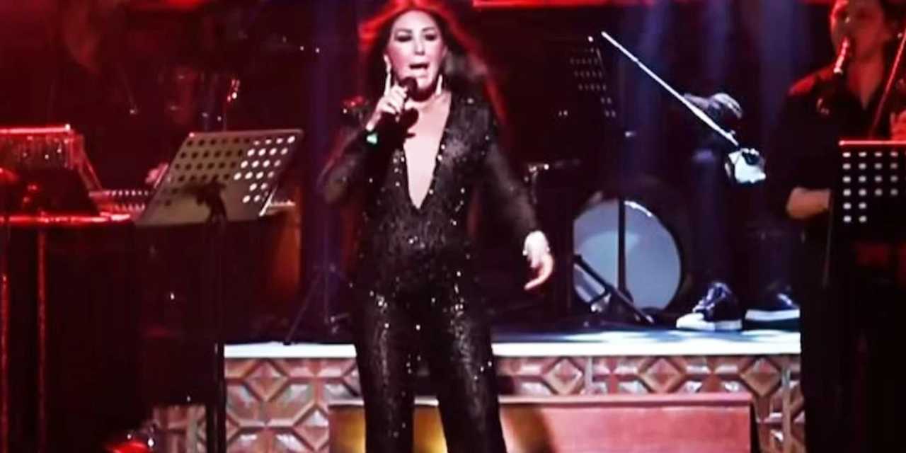 "Tayt olayına 'dur' deyin" demişti: Nükhet Duru transparan taytla sahneye çıktı