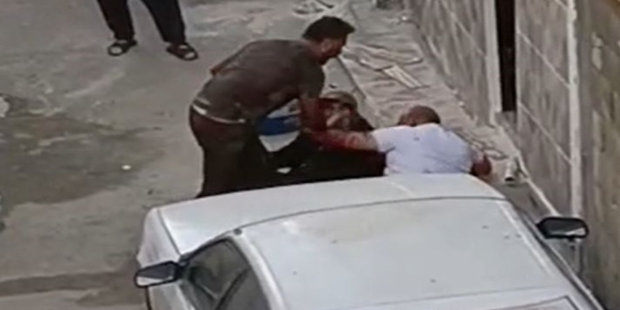 Ağabeyini boyundan bıçaklayarak öldürdü araya giren annesini tekmeledi! Kan donduran görüntüler ortaya çıktı