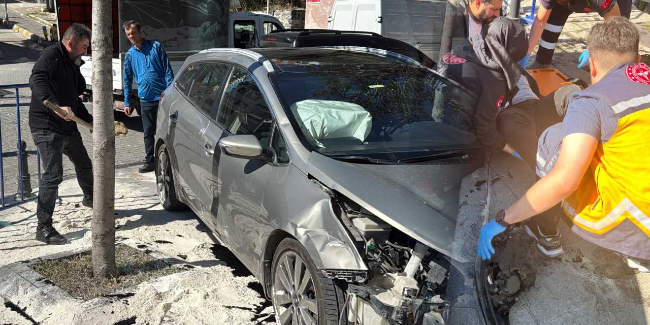 Direksiyon kontrolünü kaybeden sürücü zincirleme kazaya yol açtı: Yaralılar var