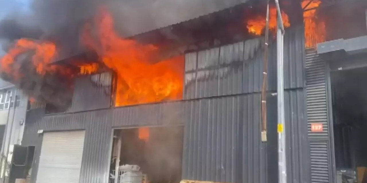 Beylikdüzü'nde fabrika yangını! Çok sayıda ekip sevk edildi