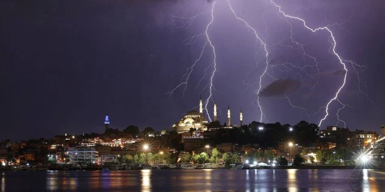 İstanbullular dikkat! AKOM saat vererek uyardı: Her yerde şimşekler çakacak!