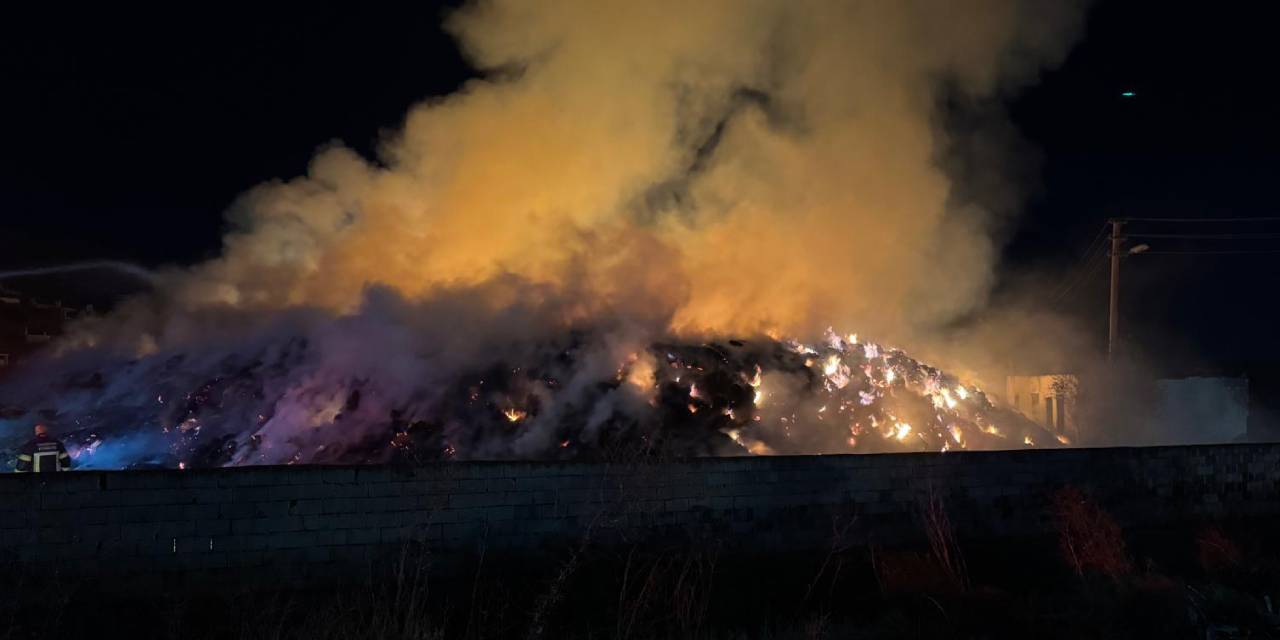 Kırıkkale'de yangın: Yüzlerce ton saman balyası alev alev yanıyor!
