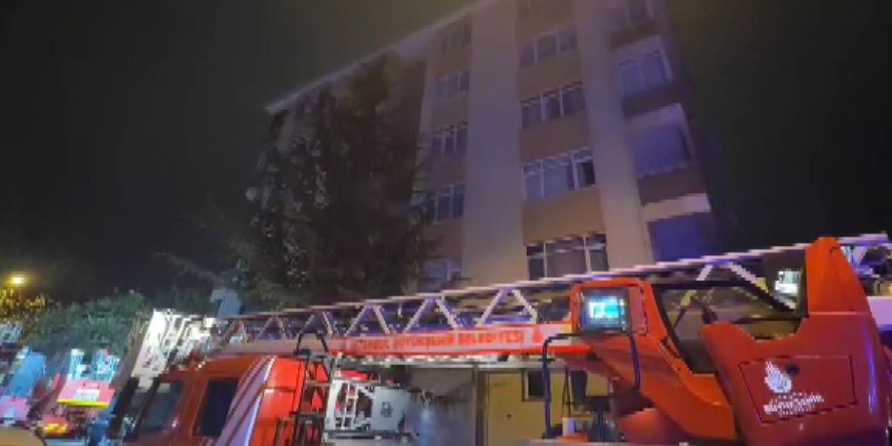 Kadıköy'de 5 katlı binada yangın: 20 kişi tahliye edildi