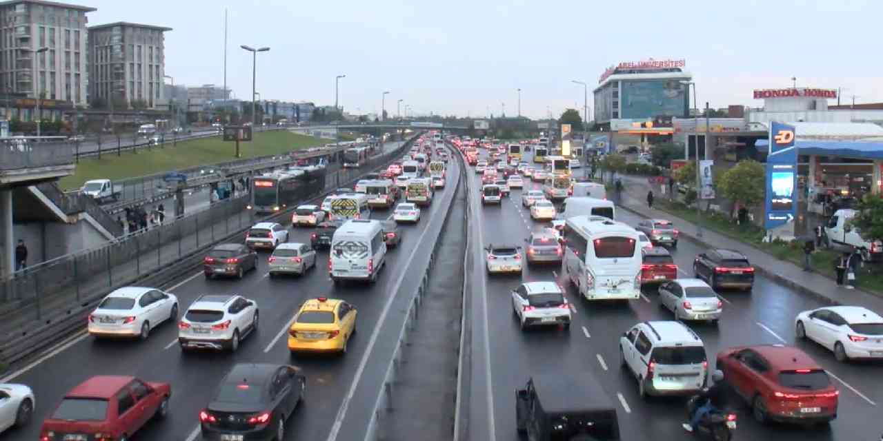 İstanbul'da manzara yine aynı: Yağmur yağdı trafik felç oldu!
