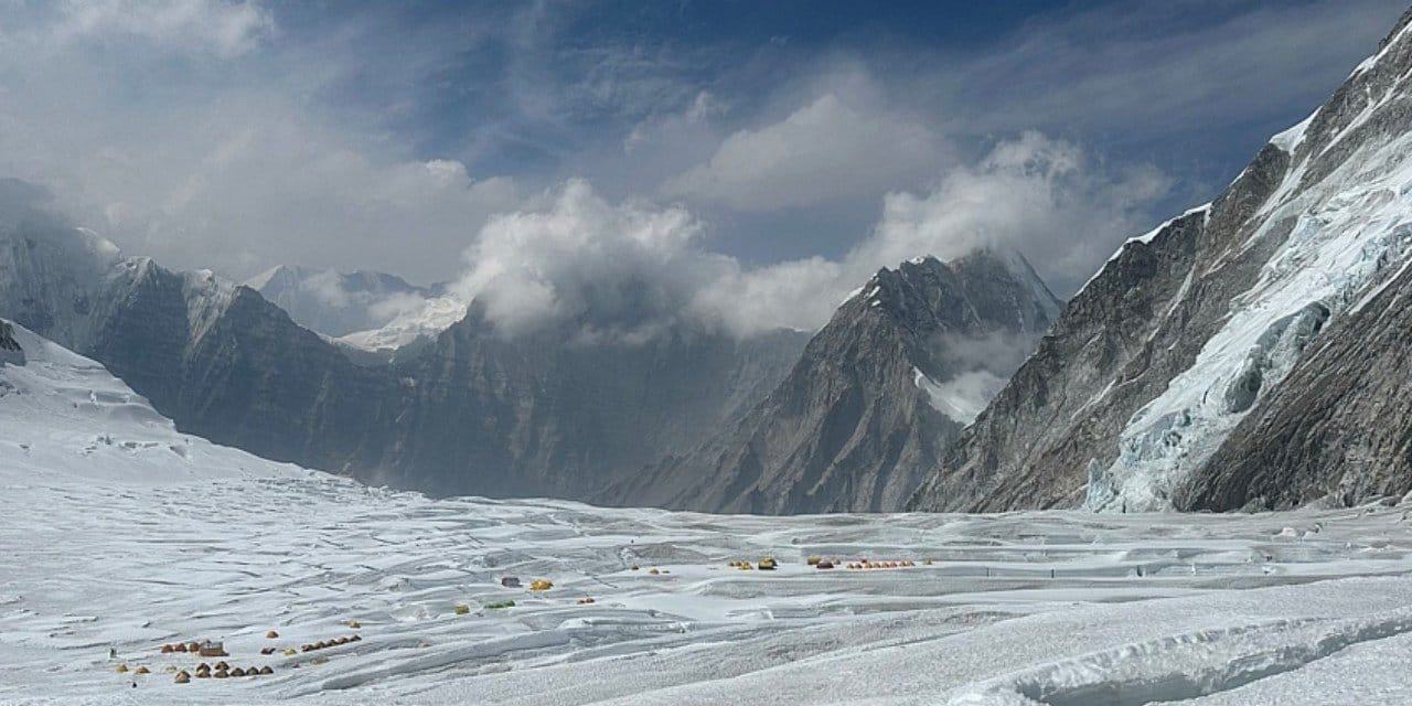 Everest'te beyaz esaret: Fırtına bir can aldı, 1000 kişi mahsur