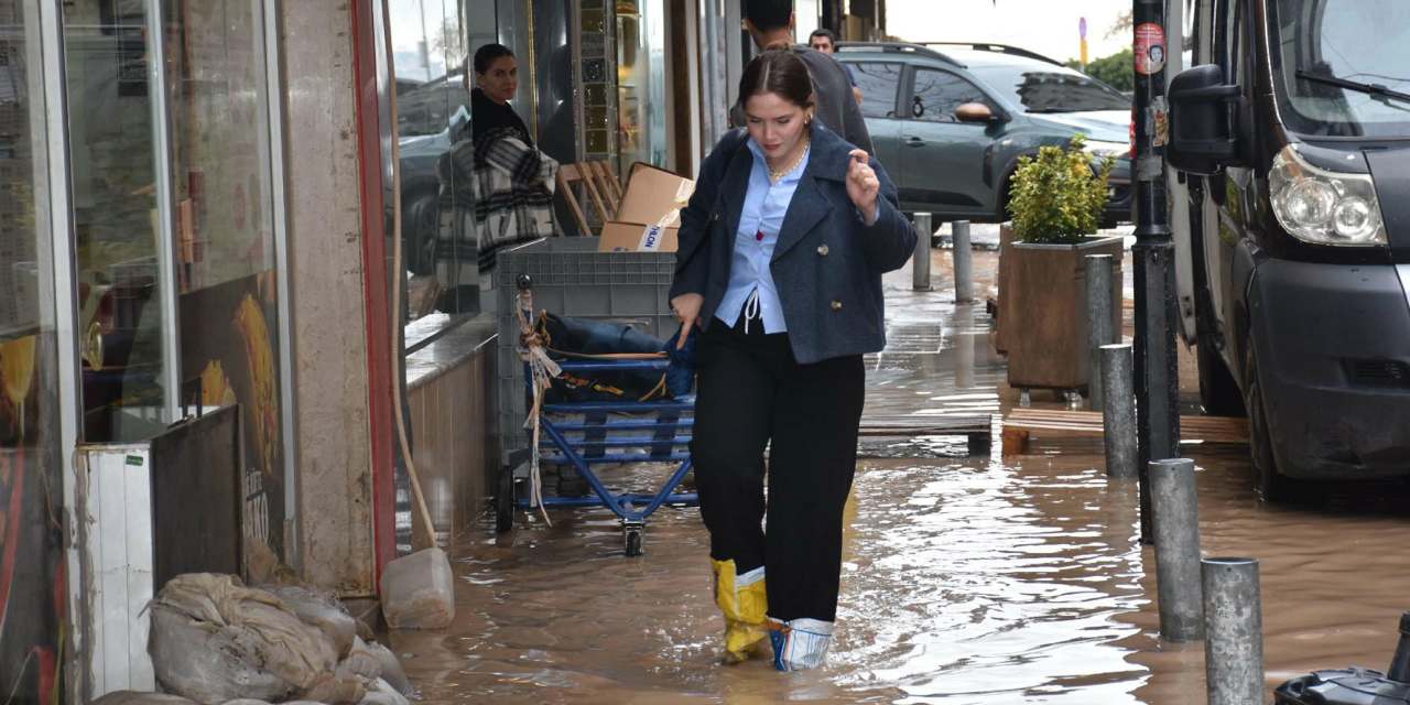İzmir'i sağanak vurdu! Metrekareye 99,8 kilogram yağmur düştü