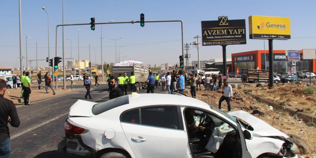Diyarbakır'da feci zincirleme kaza: 6 araç, 12 yaralı