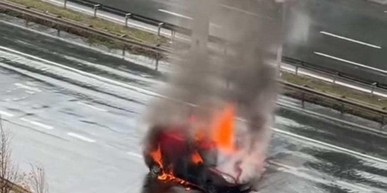 Seyir halindeki araç alevlere teslim oldu