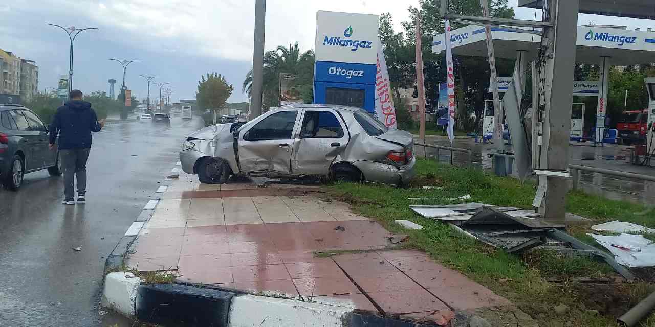 Manisa'da feci kaza: Otomobil tabelaya çarpıp devrildi