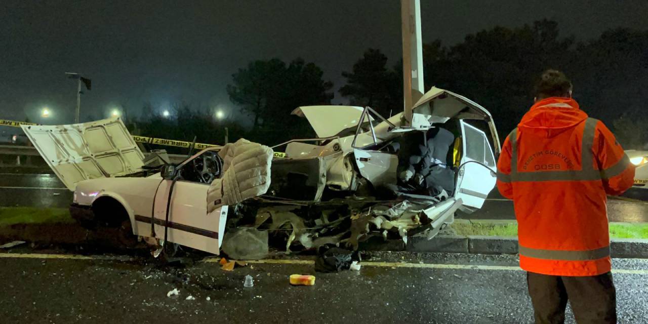 Aydınlatma direğine çarpan otomobil ikiye ayrıldı