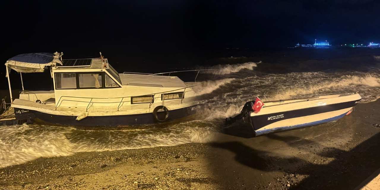 Marmara'daki lodos tekneleri kıyıya sürükledi