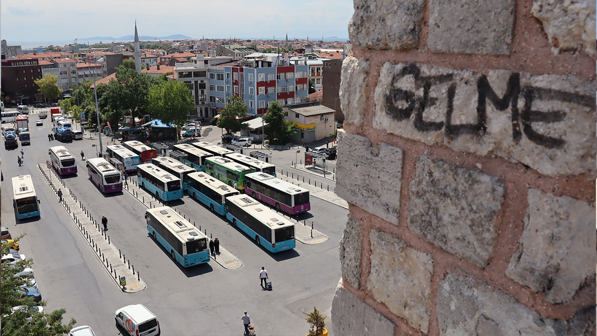 1600 yıllık surlar yazı tahtasına döndü