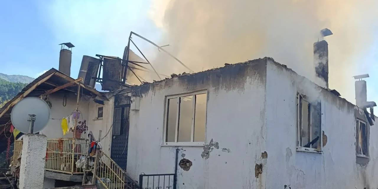 Kütahya’da yangın faciası! 2 ev kullanılmaz hale geldi