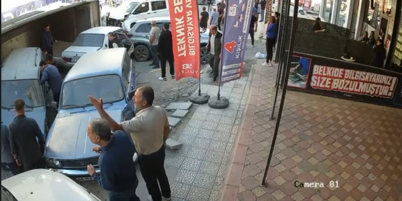 Freni boşalan kamyon sokağı savaş alanına çevirdi! 15 araca çarptığı kaza kamerada