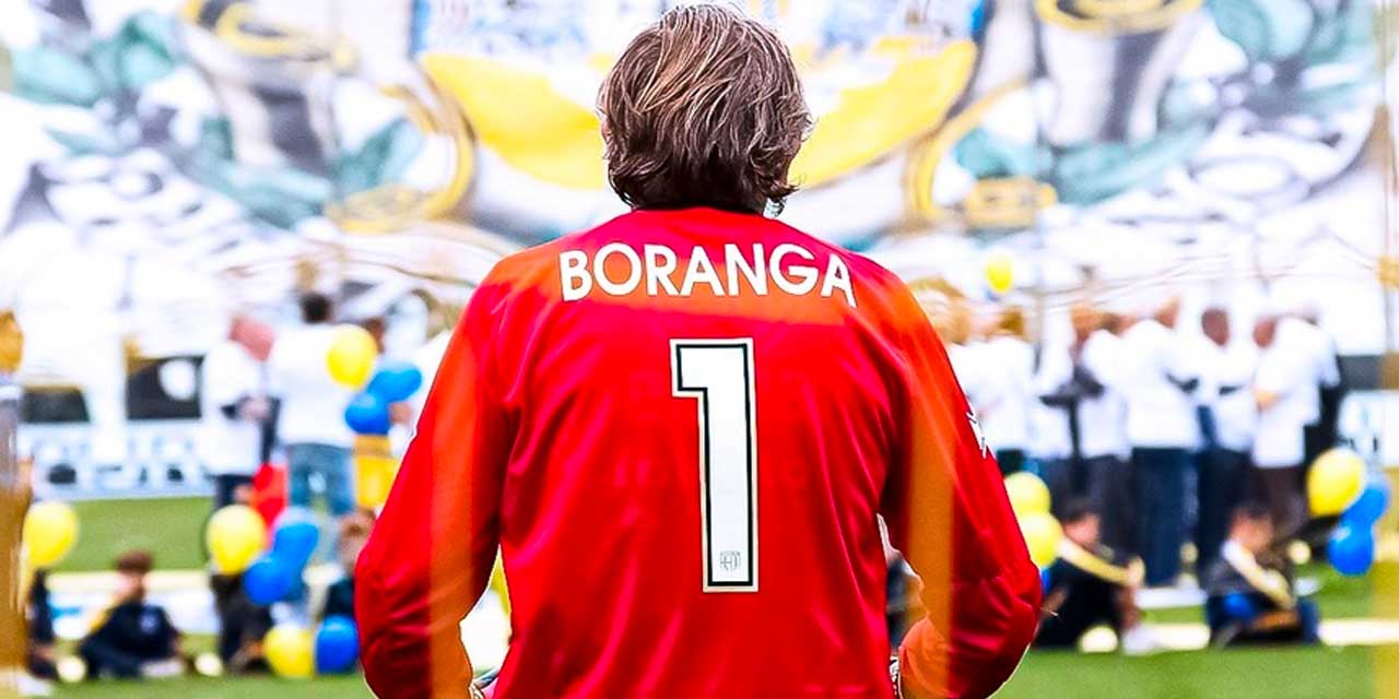 82 yaşında kaleye geçti: 5 gol yiyince isyan etti