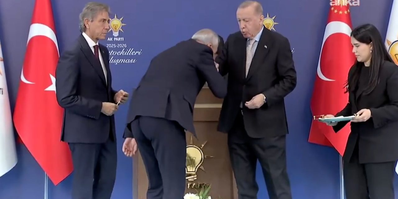 AKP'ye geçen belediye başkanları Erdoğan'ın elini öpme yarışına girdi