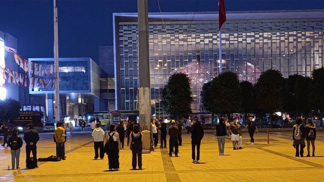 Gezi için 'Duran Adam' eylemi yapan 19 gencin davasında ara karar