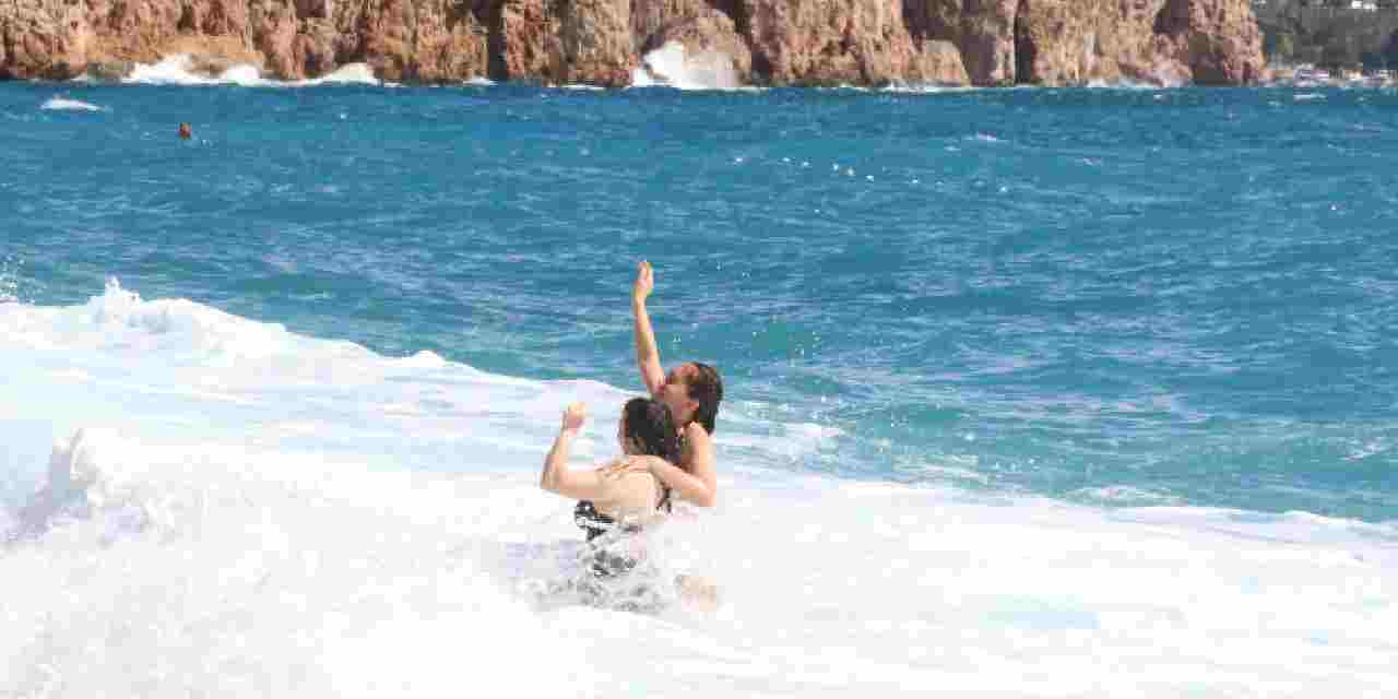 Dalgalara aldırış etmeden denize girdiler