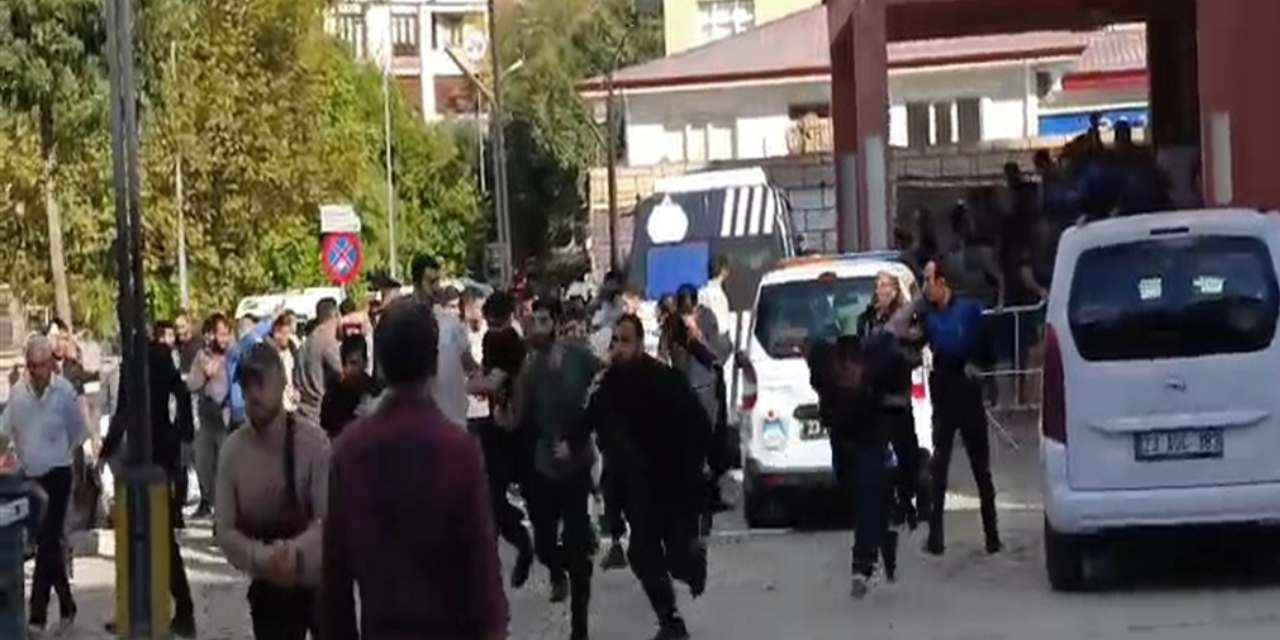 Zabıta binasını bastılar: Yumruklar havada uçuştu!