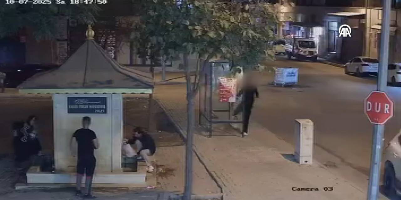 Otobüs durağının camını tekmeleyerek kırdı! O anlar kamerada