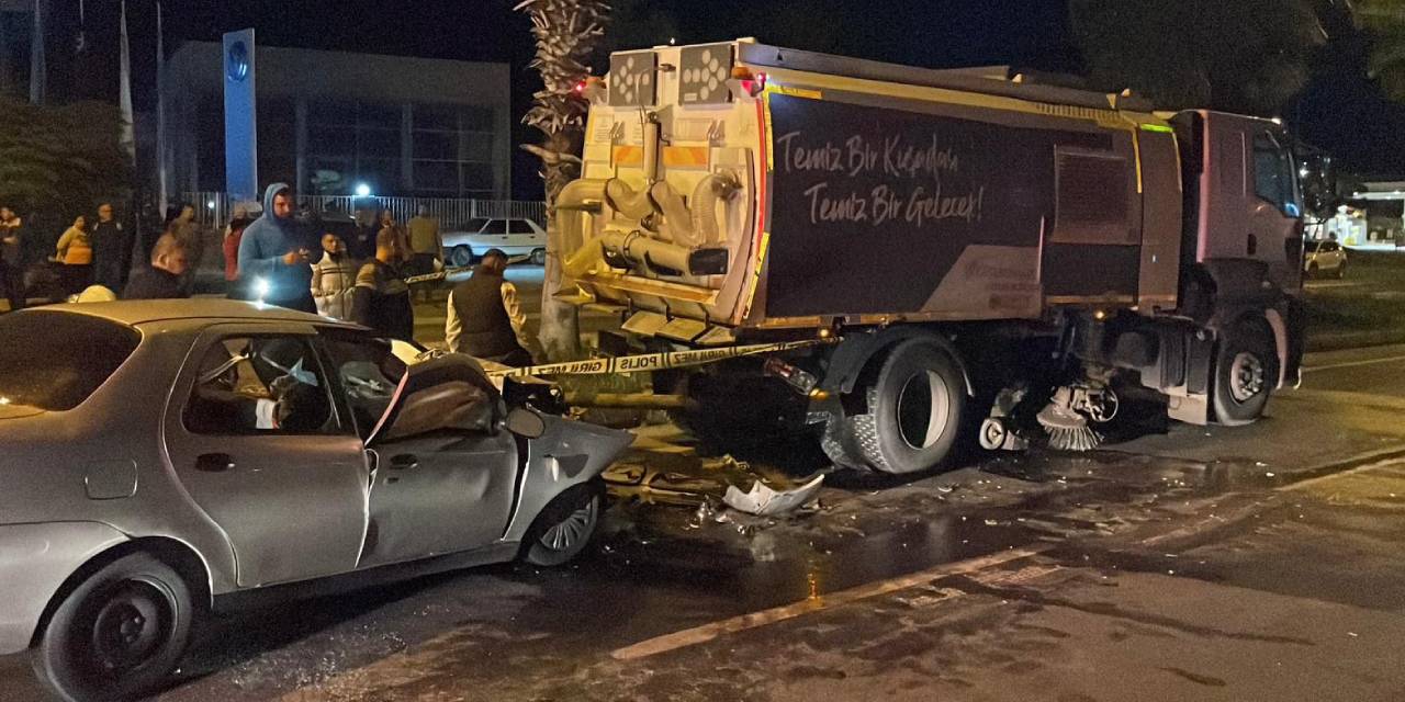 Kuşadası'nda temizlik aracına çarpan otomobil sürücüsü hayatını kaybetti