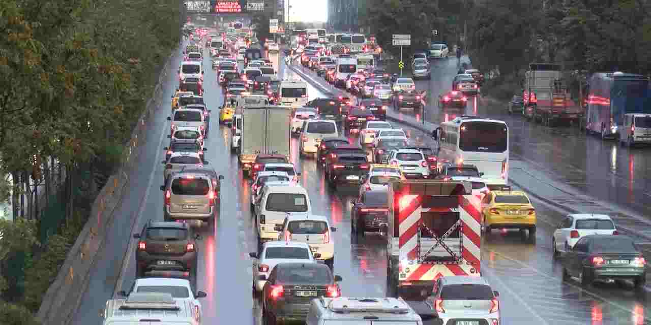 Megakent yine kilitlendi: Sağanak hayatı felç etti, yoğunluk yüzde 90'a ulaştı