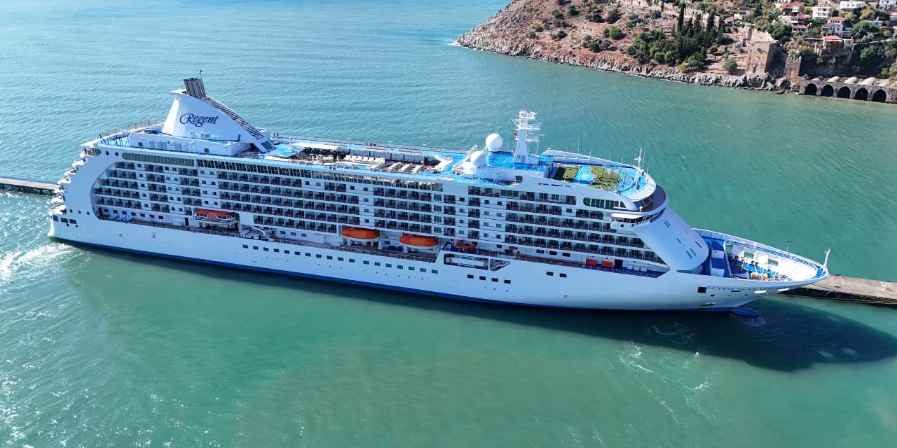 Alanya'da sabah uyananlar gözlerine inanamadı! Geminin içinden yüzlerce kişi çıktı