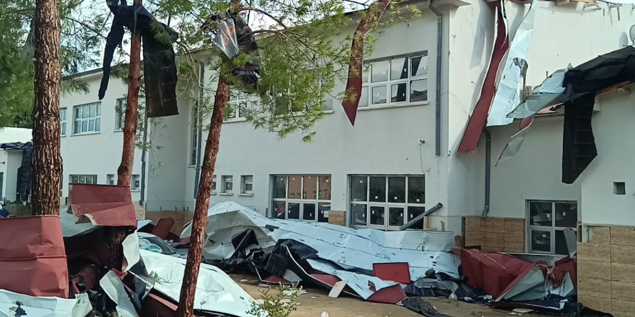 Fırtına okulu vurdu: Çatı uçtu ağaçlar devrildi!