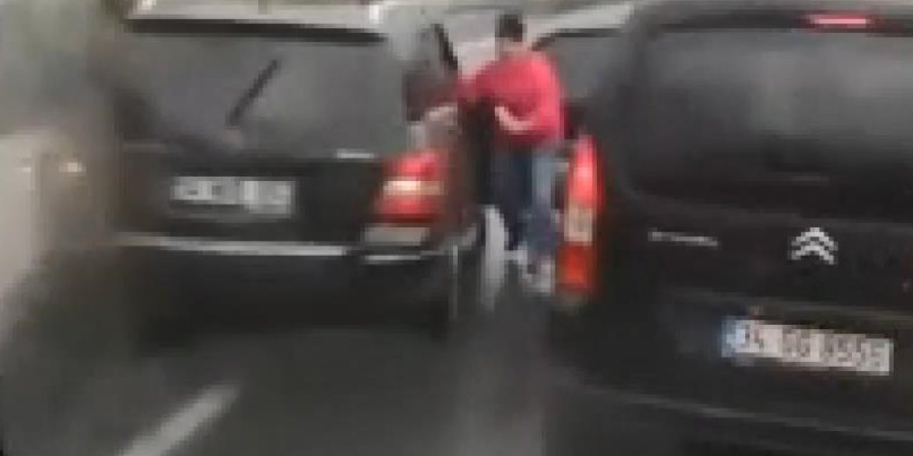 İstanbul'da akılalmaz kaza: Kendi arabasıyla başka araç arasında sıkıştı, video çeken kamyonet çarptı!