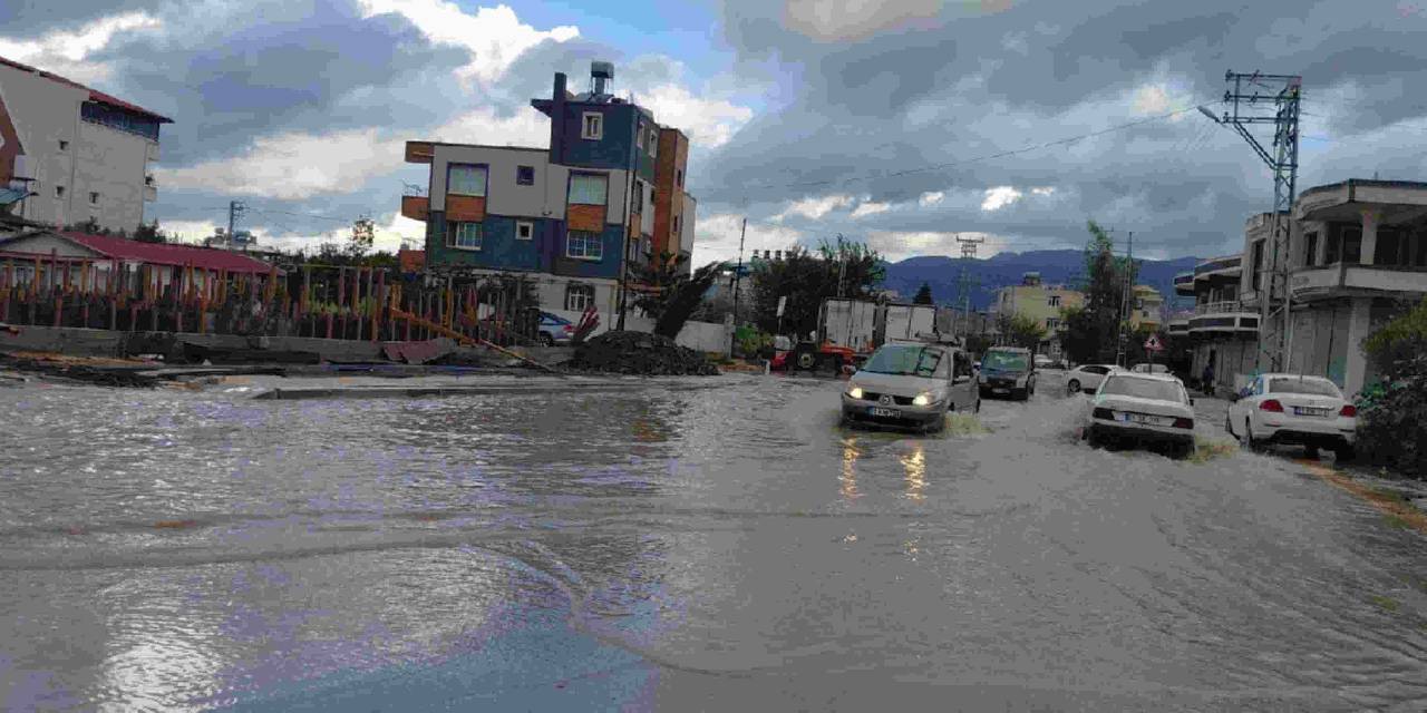 Sağanak ve rüzgar hayatı felç etti: Kentte hayat durma noktasına geldi