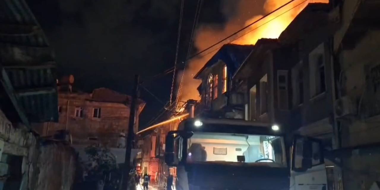 2 katlı binada çıkan yangın 3 eve daha sıçradı