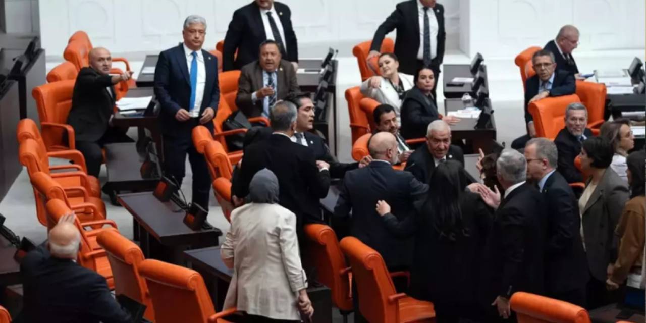 Meclis yine aynı meclis! Ortalık fena karıştı: DEM ve İYİ Partili vekiller birbirinin üzerine yürüdü