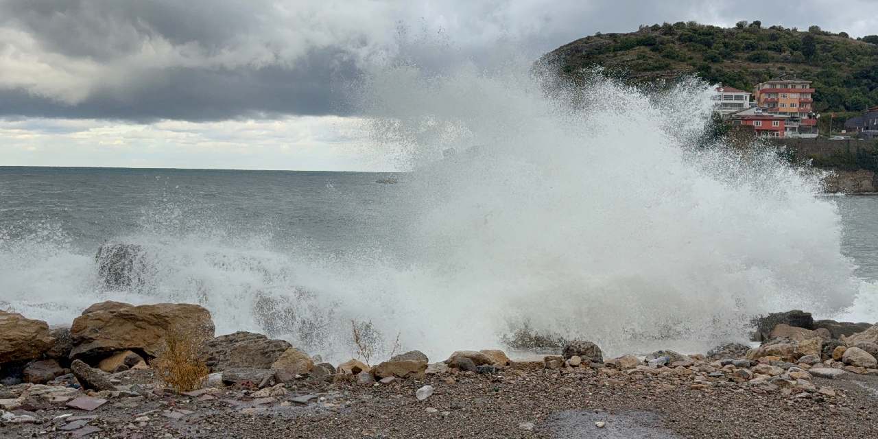 Dalga boyu 4 metreye ulaştı: Belediyeden uyarı geldi!