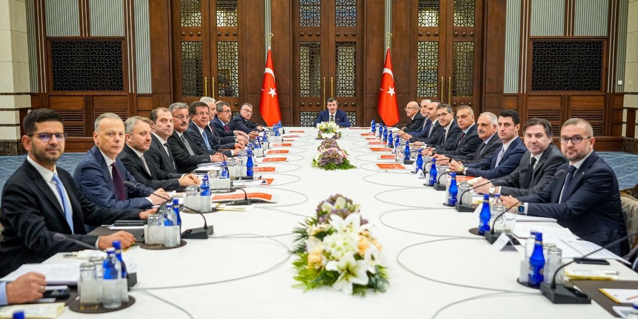 Ekonomi zirvesinden 'dostlar alışverişte görsün' hedefi: Enflasyonda tek hane açıklaması