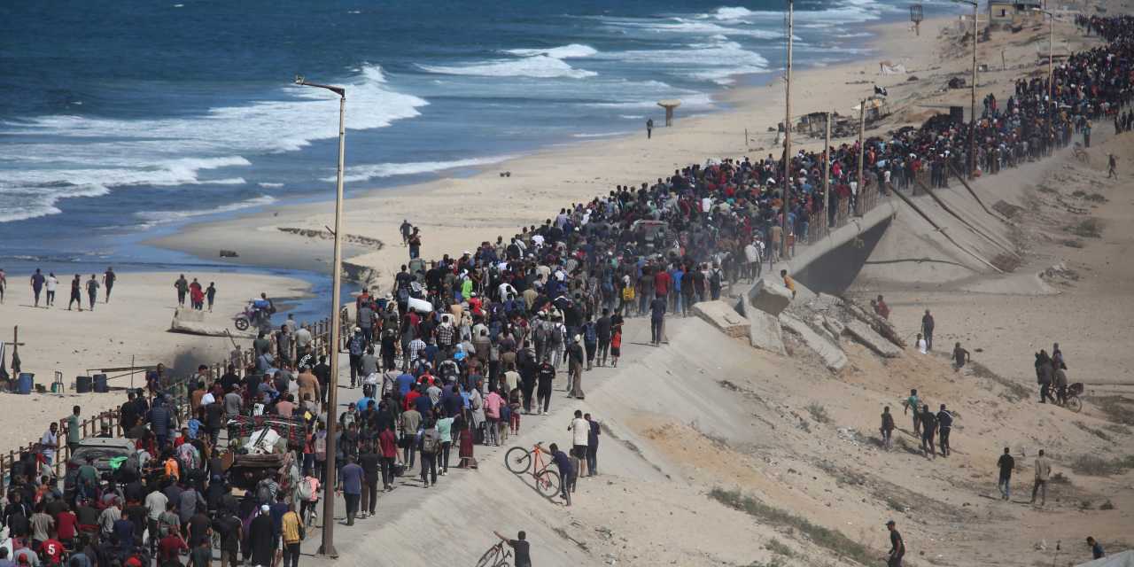 Gazzeliler evlerinin enkazı üzerine çadır kuruyor