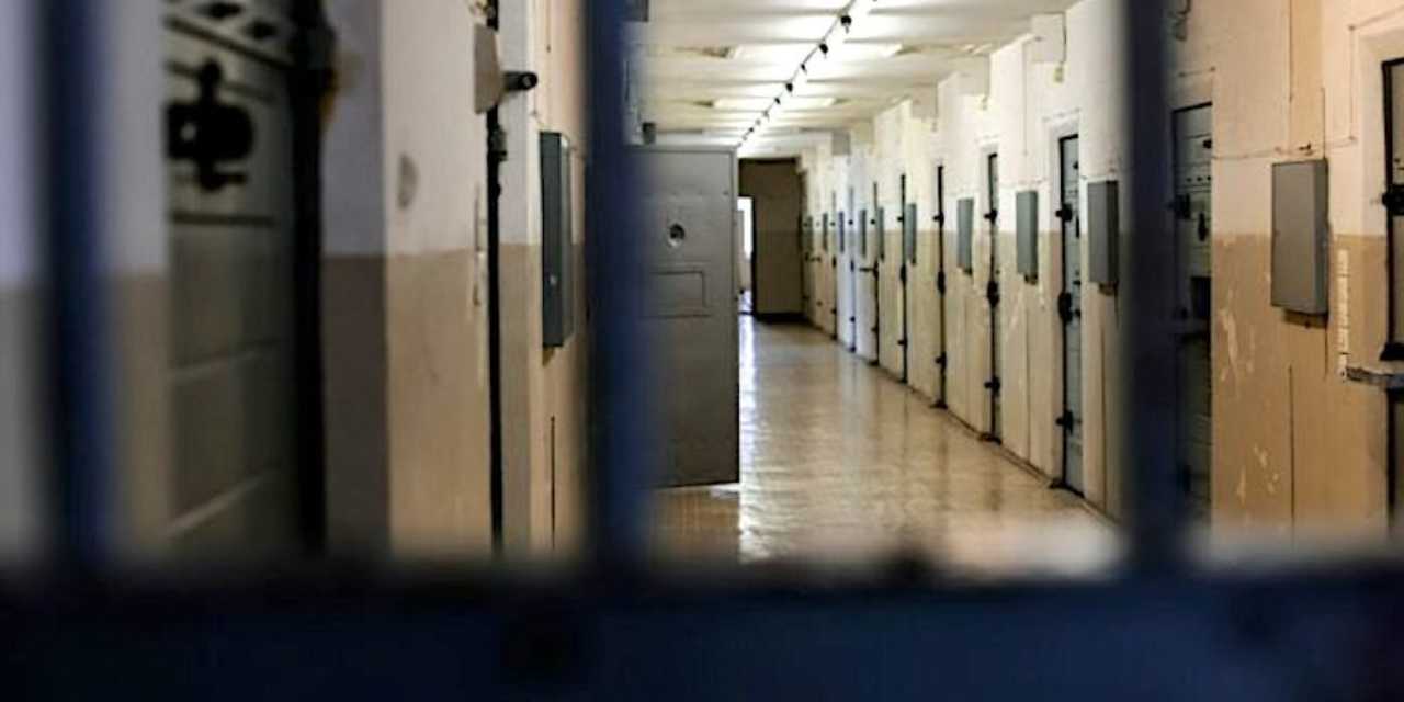 Müebbet mahkumu 3 gardiyanı bıçakladı