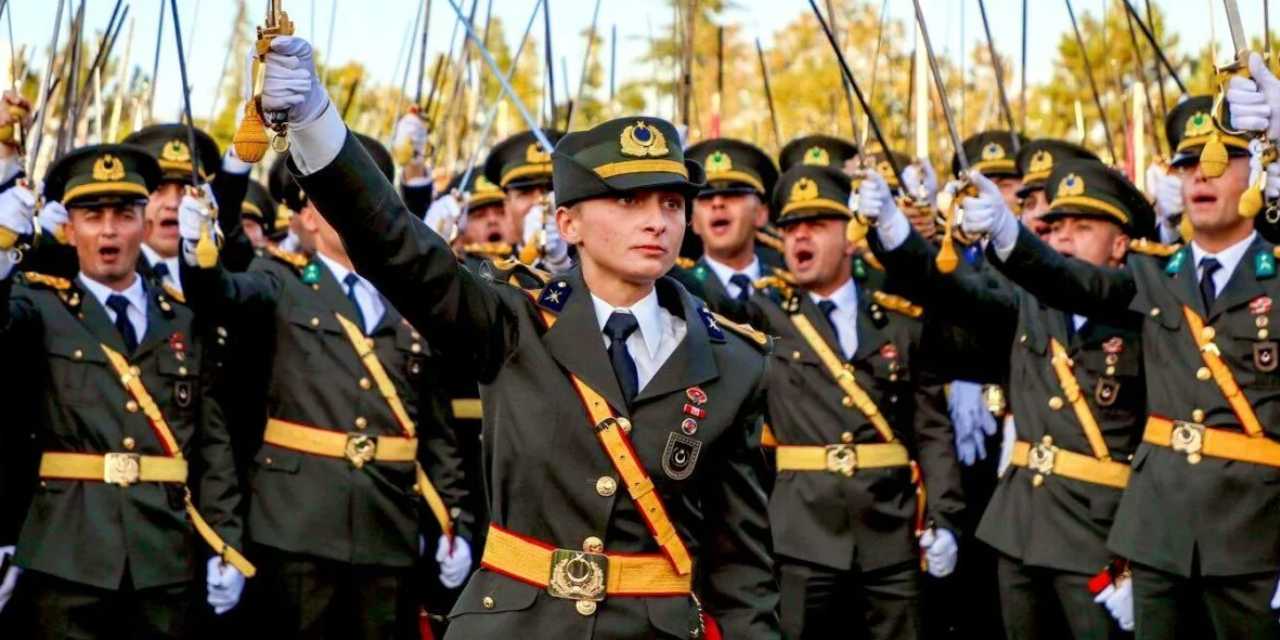 İhraç edilen teğmenlerden hukuk mücadelelerinde yeni hamle! Selçuk Bayraktaroğlu hakkında suç duyurusu