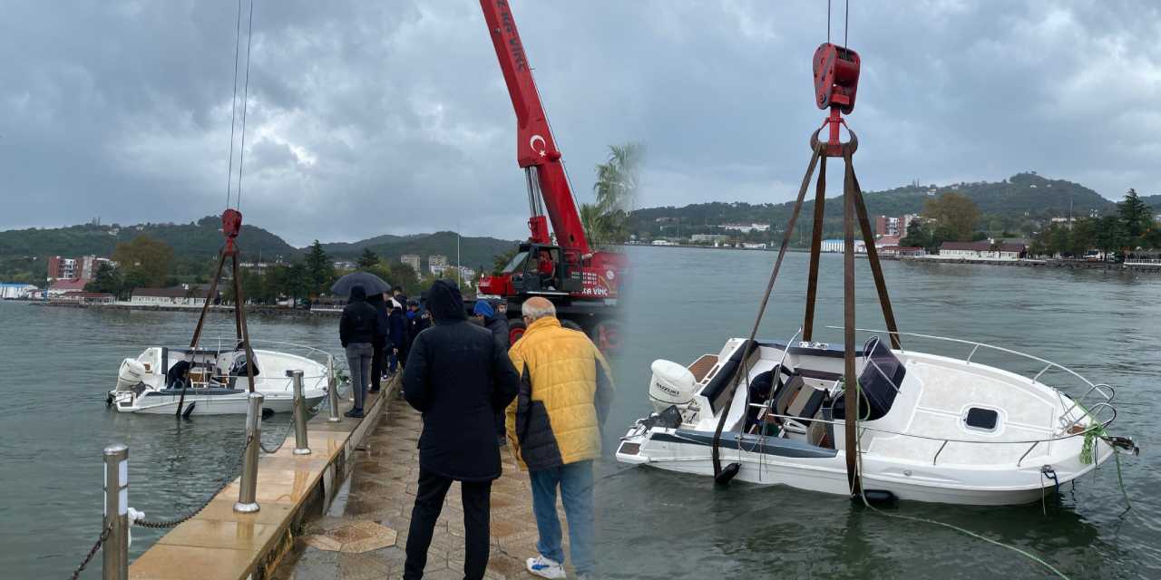 Zonguldak’taki fırtına limandaki tekneyi batırdı