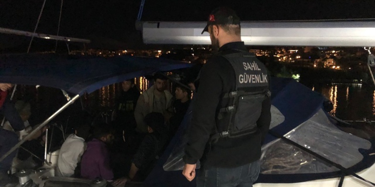 Küçücük yelkenlide 102 kişi: 1 kaçakçı gözaltına alındı