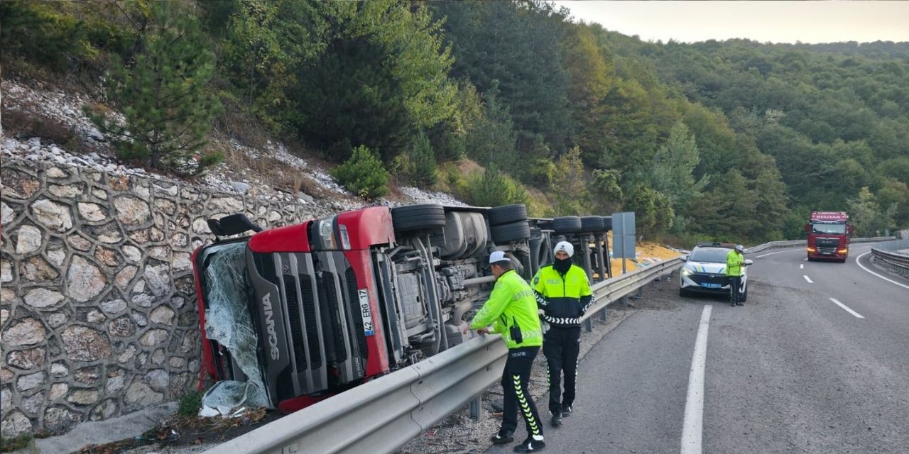 Bursa'da tır devrildi: 2 ağır yaralı var