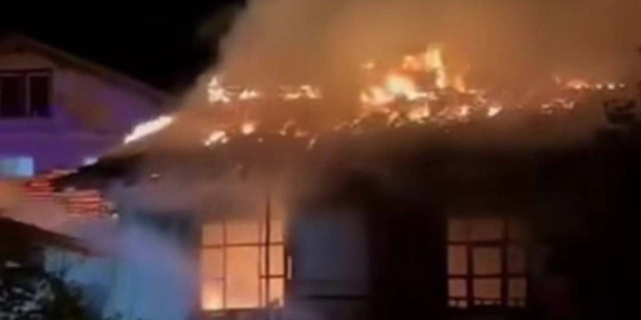 Amasya'da alev alev yanan 2 ev küle döndü