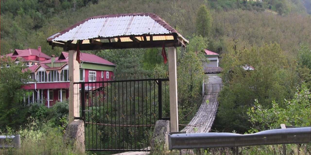 Asma köprüye kilit vurdu: Gören dönüp bir daha baktı!