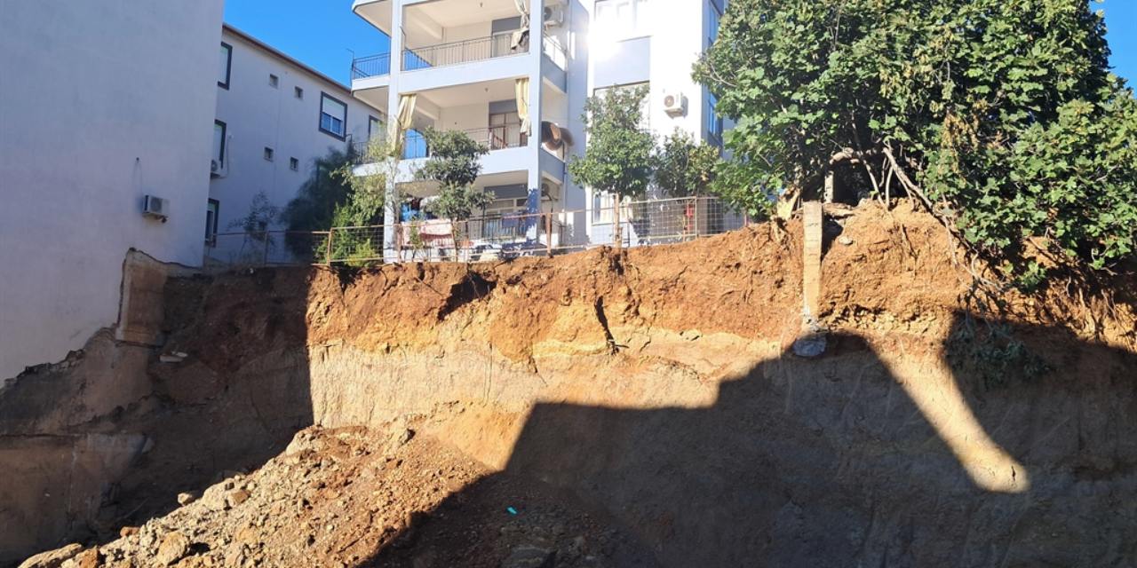 Antalya'da toprak kaydı: 2 katlı bina tahliye edildi