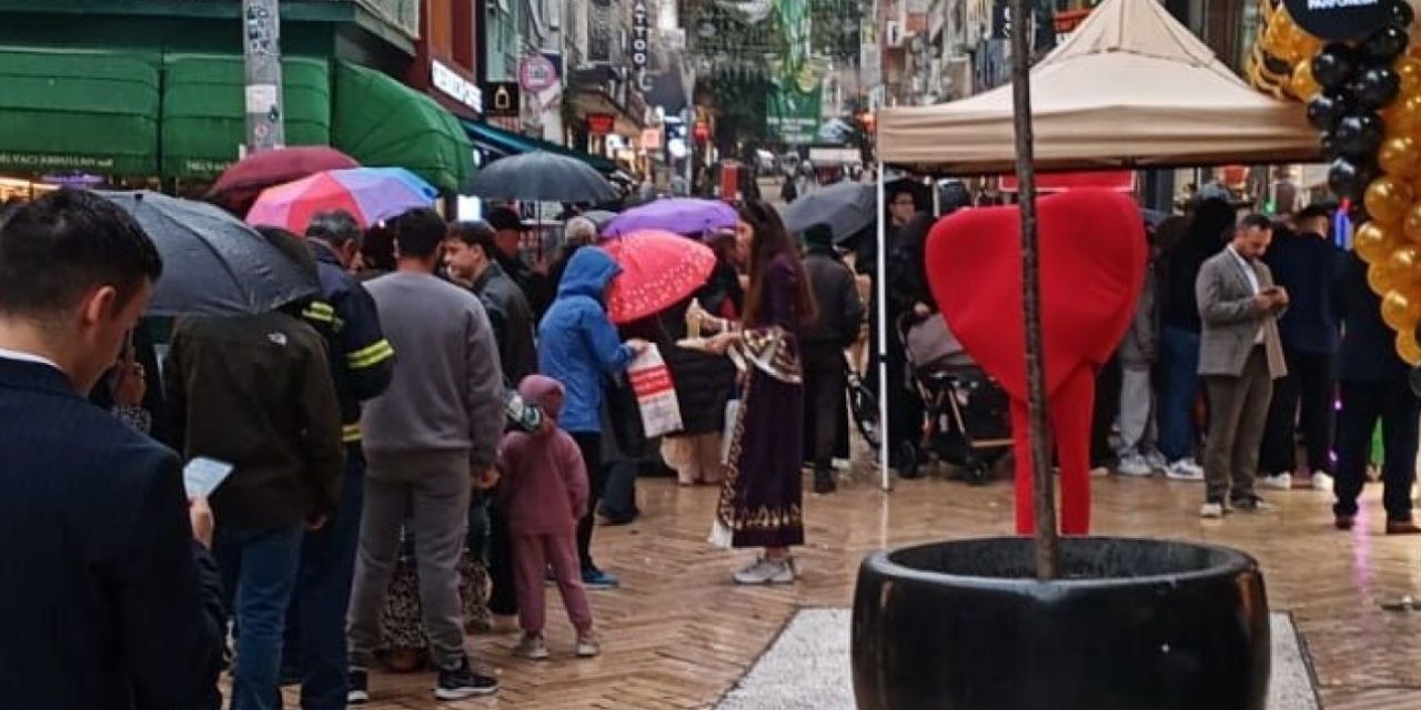 Bu da bedava altın kuyruğu: Kuyumcunun kampanyası izdiham yarattı