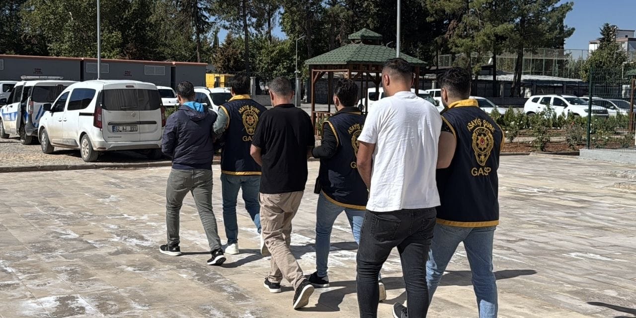 Adliye önünde silahlarla yakalandılar