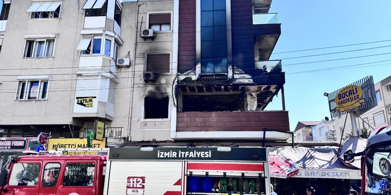 İzmir'de ev yandı