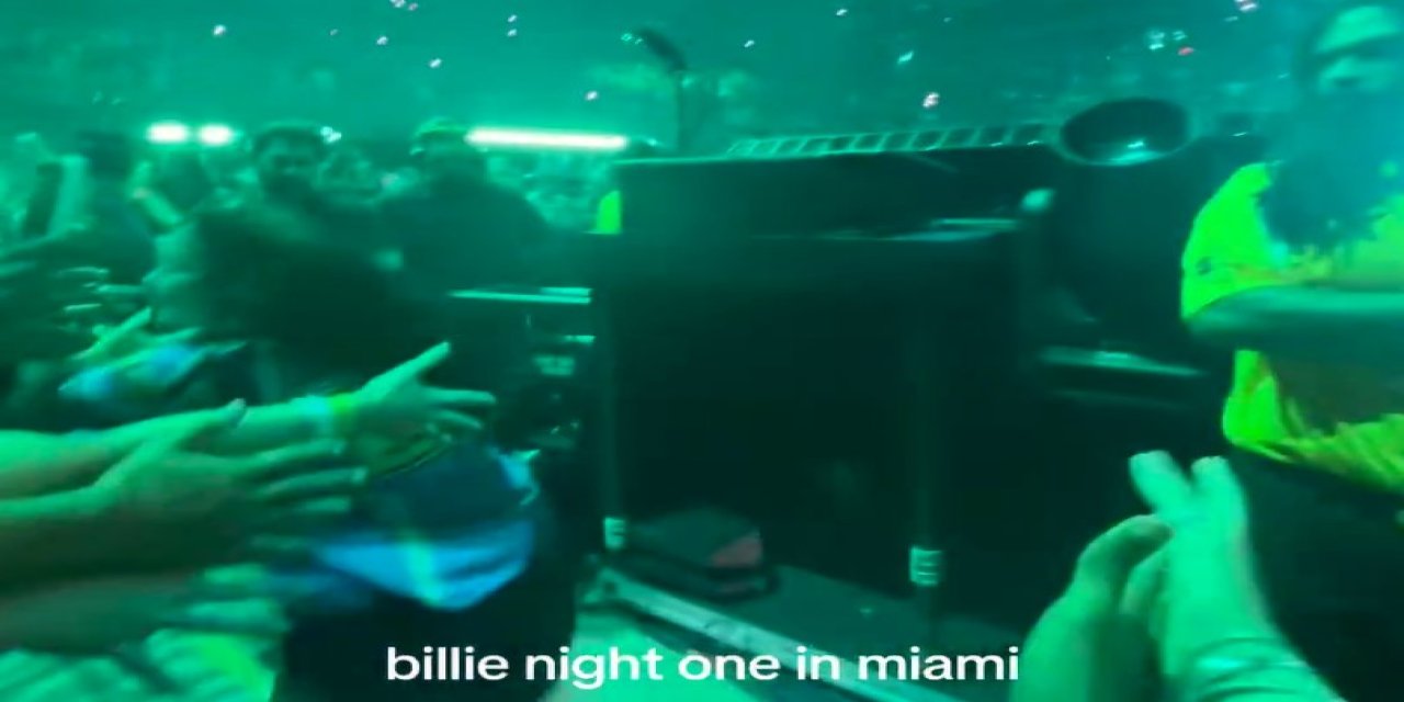 Ünlü şarkıcıya kendi konserinde saldırı: O anlar kameraya yansıdı