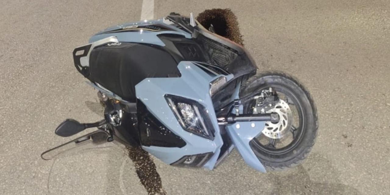 Karabük'te otomobil kırmızı ışıkta duran motosiklete çarptı