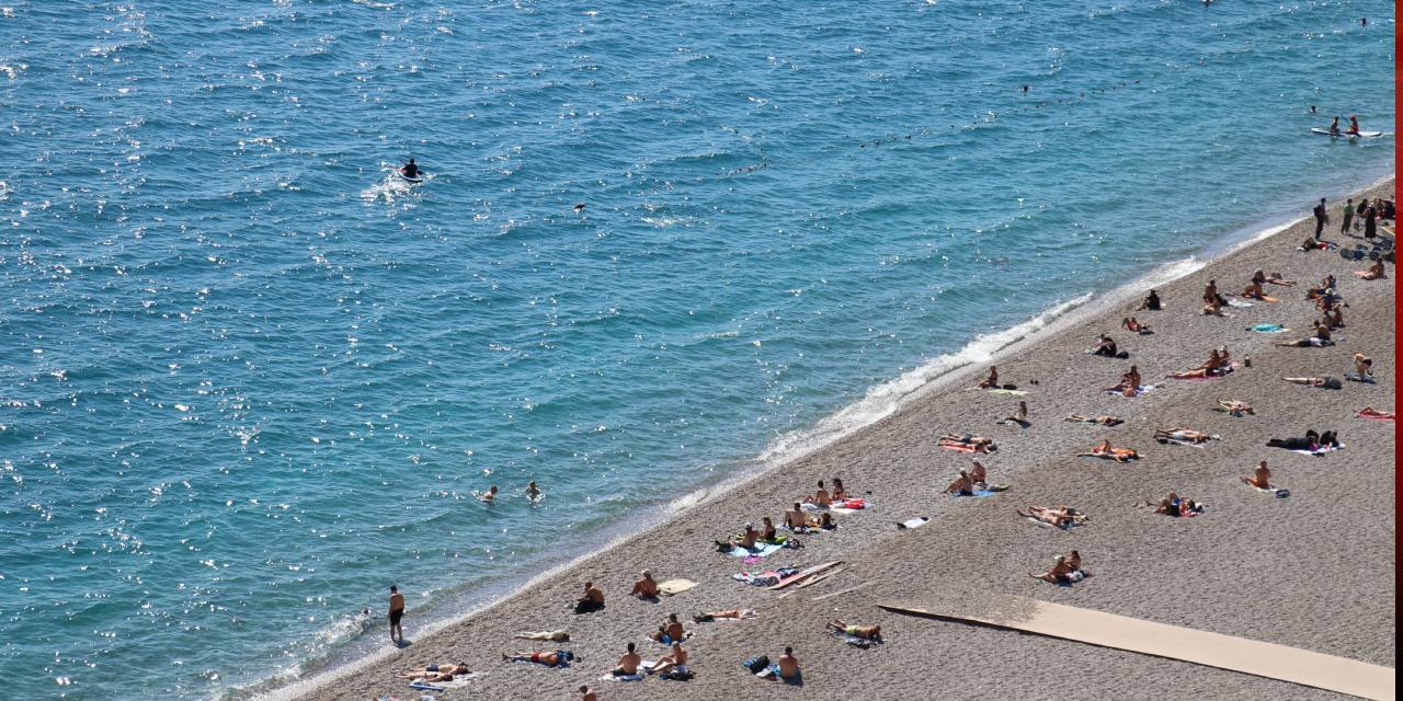 Güneşi fırsat bildiler sahile akın ettiler