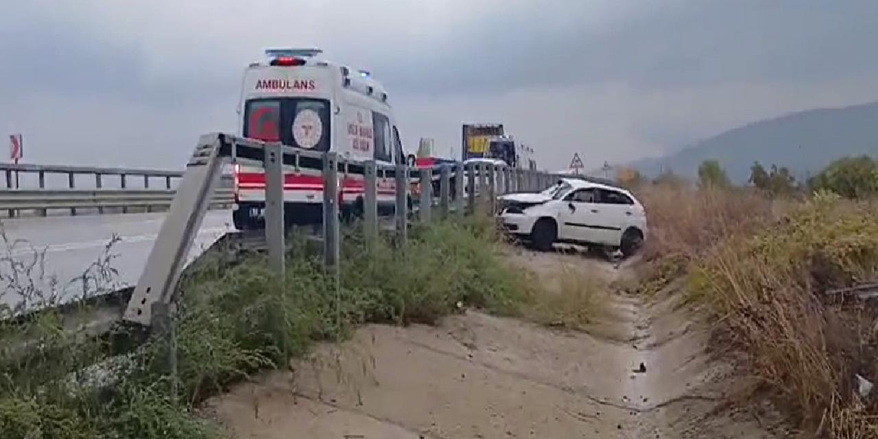 Kayganlaşan yolda kontrolden çıkan otomobil sulama kanalına düştü